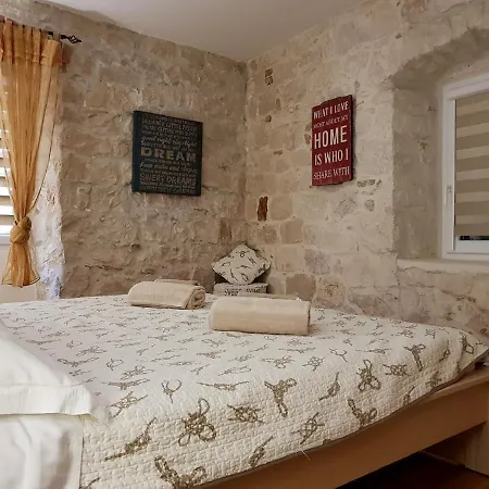 Villa Nautica Stone House Split Exterior photo