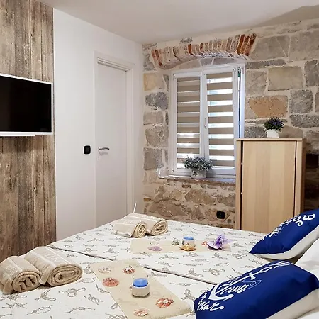Villa Nautica Stone House Split Room photo